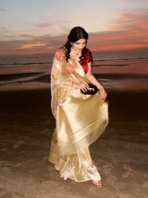 Gaurika Rathi Instagram - There is something about wearing a saree at the beach,the waves, the sunset, the sky all aligning perfectly and gajra just locks everything beautifully 🤍✨