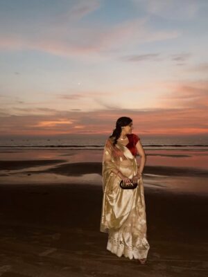 Gaurika Rathi Instagram - There is something about wearing a saree at the beach,the waves, the sunset, the sky all aligning perfectly and gajra just locks everything beautifully 🤍✨