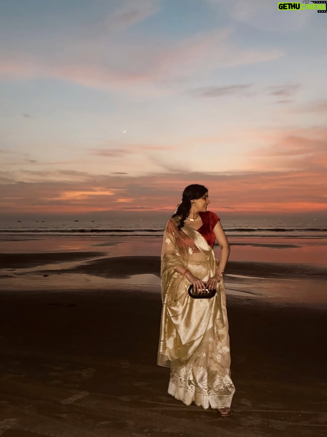Gaurika Rathi - 2.4K Likes - There is something about wearing a saree at the beach,the waves, the sunset, the sky all aligning perfectly and gajra just locks everything beautifully 🤍✨