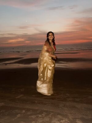 Gaurika Rathi Instagram - There is something about wearing a saree at the beach,the waves, the sunset, the sky all aligning perfectly and gajra just locks everything beautifully 🤍✨