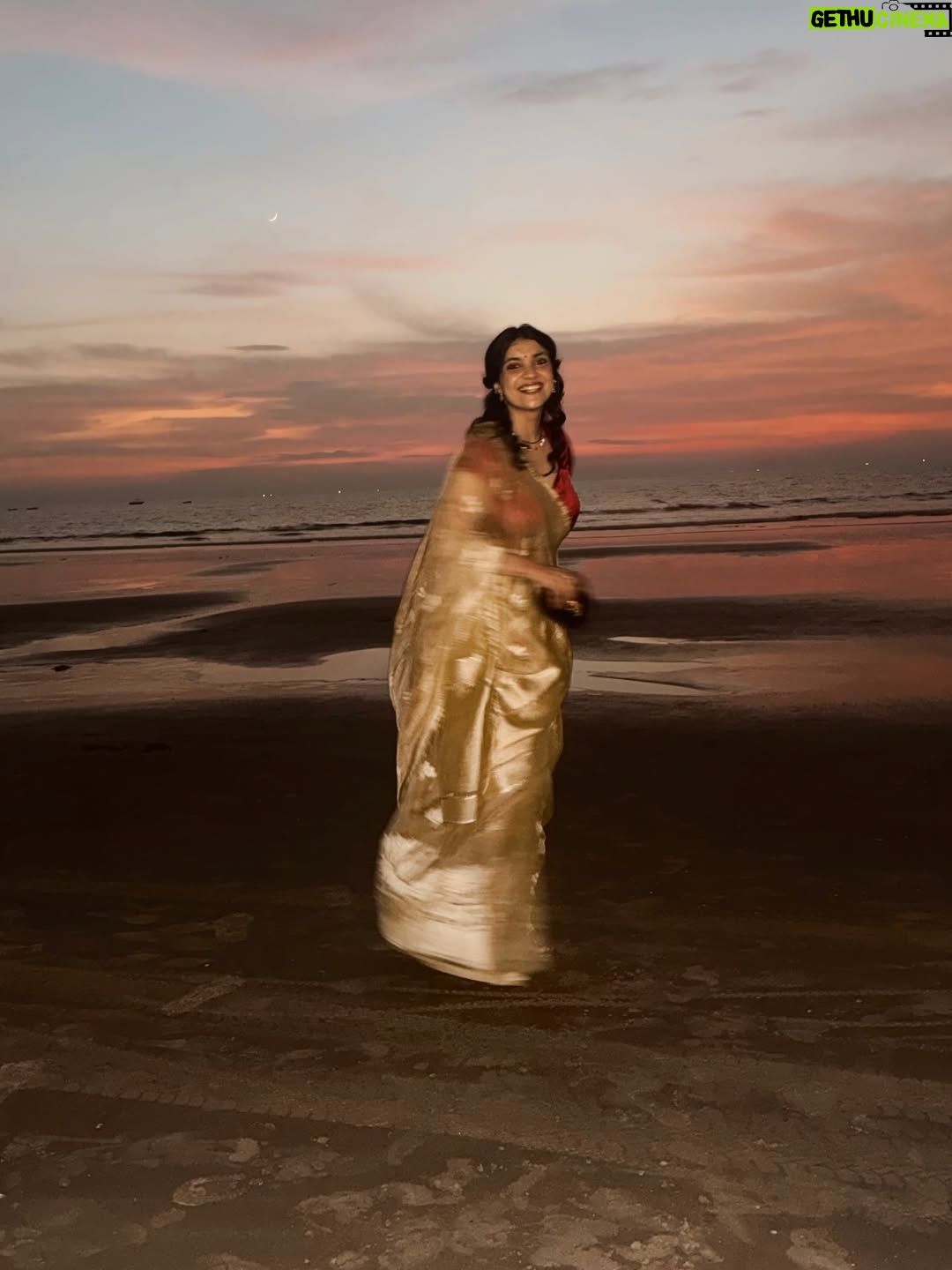 Gaurika Rathi - 2.4K Likes - There is something about wearing a saree at the beach,the waves, the sunset, the sky all aligning perfectly and gajra just locks everything beautifully 🤍✨