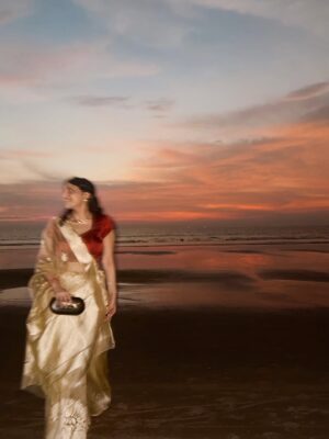 Gaurika Rathi Instagram - There is something about wearing a saree at the beach,the waves, the sunset, the sky all aligning perfectly and gajra just locks everything beautifully 🤍✨