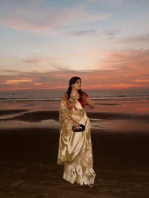 Gaurika Rathi Instagram - There is something about wearing a saree at the beach,the waves, the sunset, the sky all aligning perfectly and gajra just locks everything beautifully 🤍✨