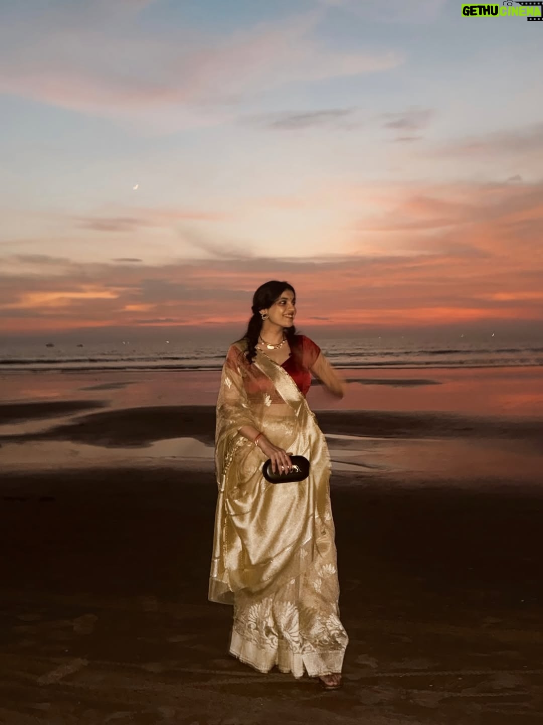 Gaurika Rathi - 2.4K Likes - There is something about wearing a saree at the beach,the waves, the sunset, the sky all aligning perfectly and gajra just locks everything beautifully 🤍✨