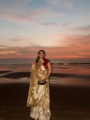 Gaurika Rathi Instagram - There is something about wearing a saree at the beach,the waves, the sunset, the sky all aligning perfectly and gajra just locks everything beautifully 🤍✨