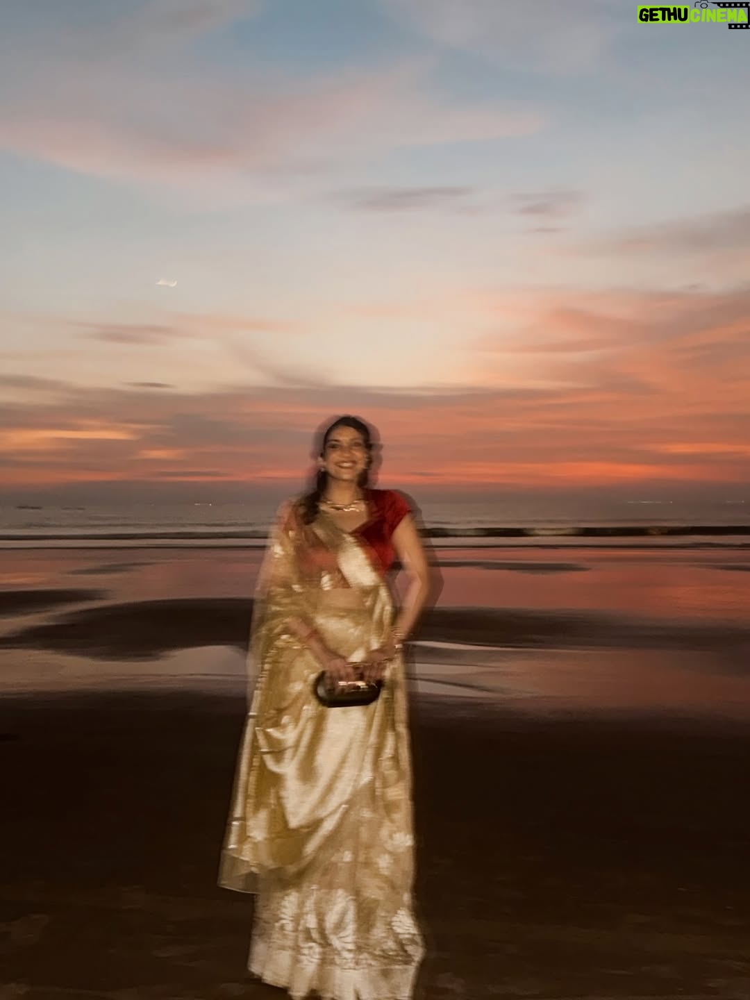 Gaurika Rathi - 2.4K Likes - There is something about wearing a saree at the beach,the waves, the sunset, the sky all aligning perfectly and gajra just locks everything beautifully 🤍✨