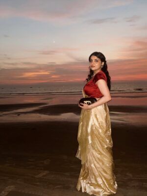 Gaurika Rathi Instagram - There is something about wearing a saree at the beach,the waves, the sunset, the sky all aligning perfectly and gajra just locks everything beautifully 🤍✨