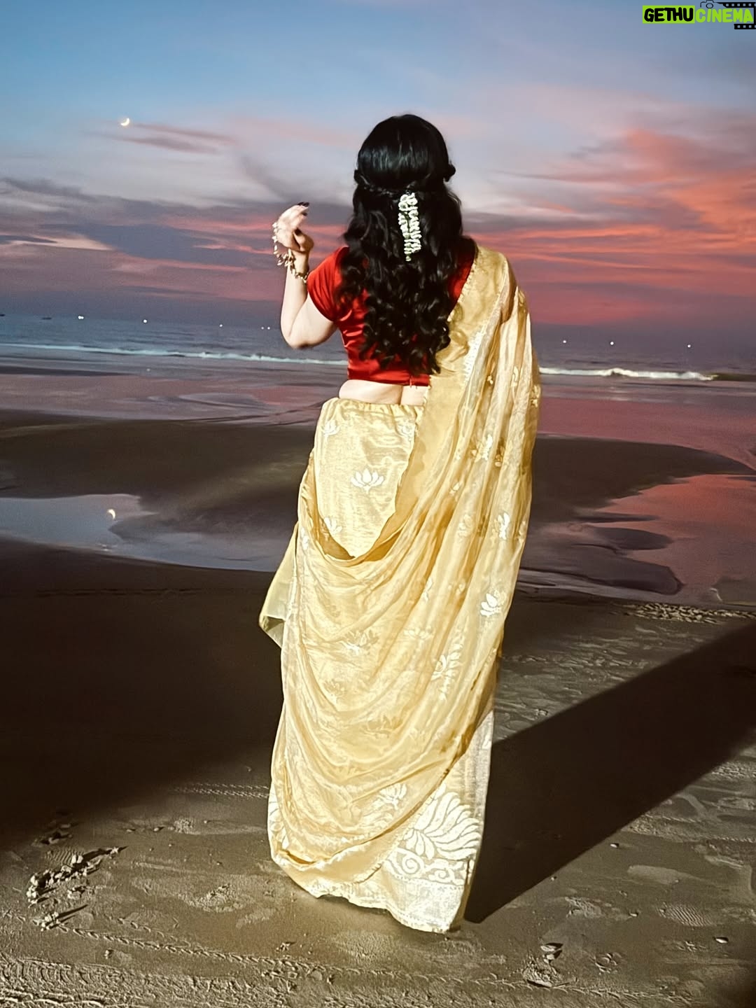 Gaurika Rathi - 2.4K Likes - There is something about wearing a saree at the beach,the waves, the sunset, the sky all aligning perfectly and gajra just locks everything beautifully 🤍✨