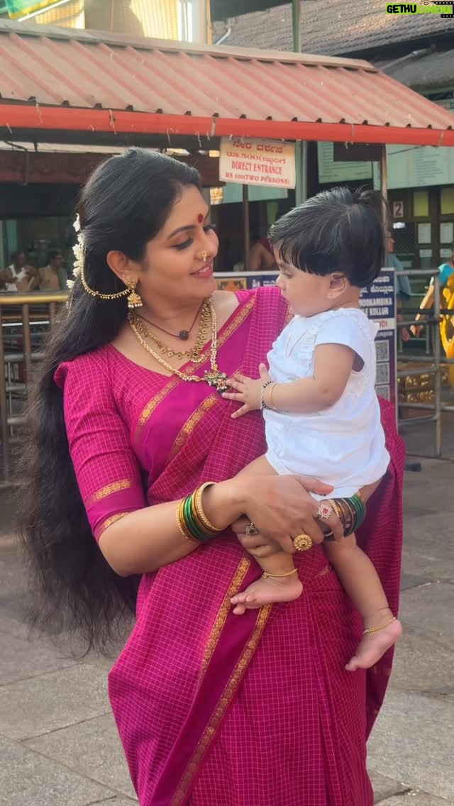 Gayathri Arun - 62.3K Likes - Met this cute admirer at Mookambika while shooting 😄🥰.. 
#shooting #bts #ammemookambike #suryatv 
Draped in @aada_the_infinite_design 
Jewellery @taneka.collective
Video @meenakshy_rathish