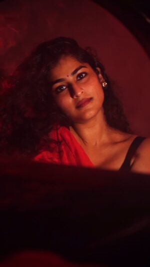 Gayathri Ashok Instagram - Theduthe oru mugham 🌹✨

Shot by @storiesbyrahulraj 

#new 
#saree