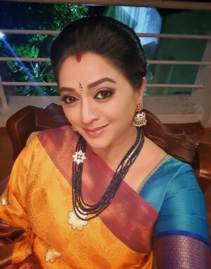 Gayatri Jayaraman Instagram - 20:51 and still at work! Aadukalam scenes with twists and turns and punch dialouges in the making!
#aadukalam #suntvserial