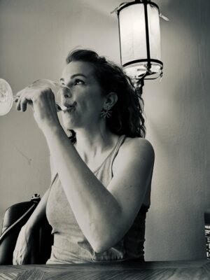 Gaye Gürsel Instagram - Değişik bir seneydi orası kesin…. Yeni senede daha çok fotoğraf çekeceğim diye söz versem de tutmayacağımı biliyorum, istikrarlı ve dürüstüm en azından, bu da bir şeydir 🙈 Beraber çok zaman geçirsek de foto çekmediğimiz için çok eksikler var. Artık siz çekin ve bana öğretin biraz da 🤓 Hem kişisel hem de toplumsal olarak güzel günler görürüz inşallah, iyi seneler 🎄