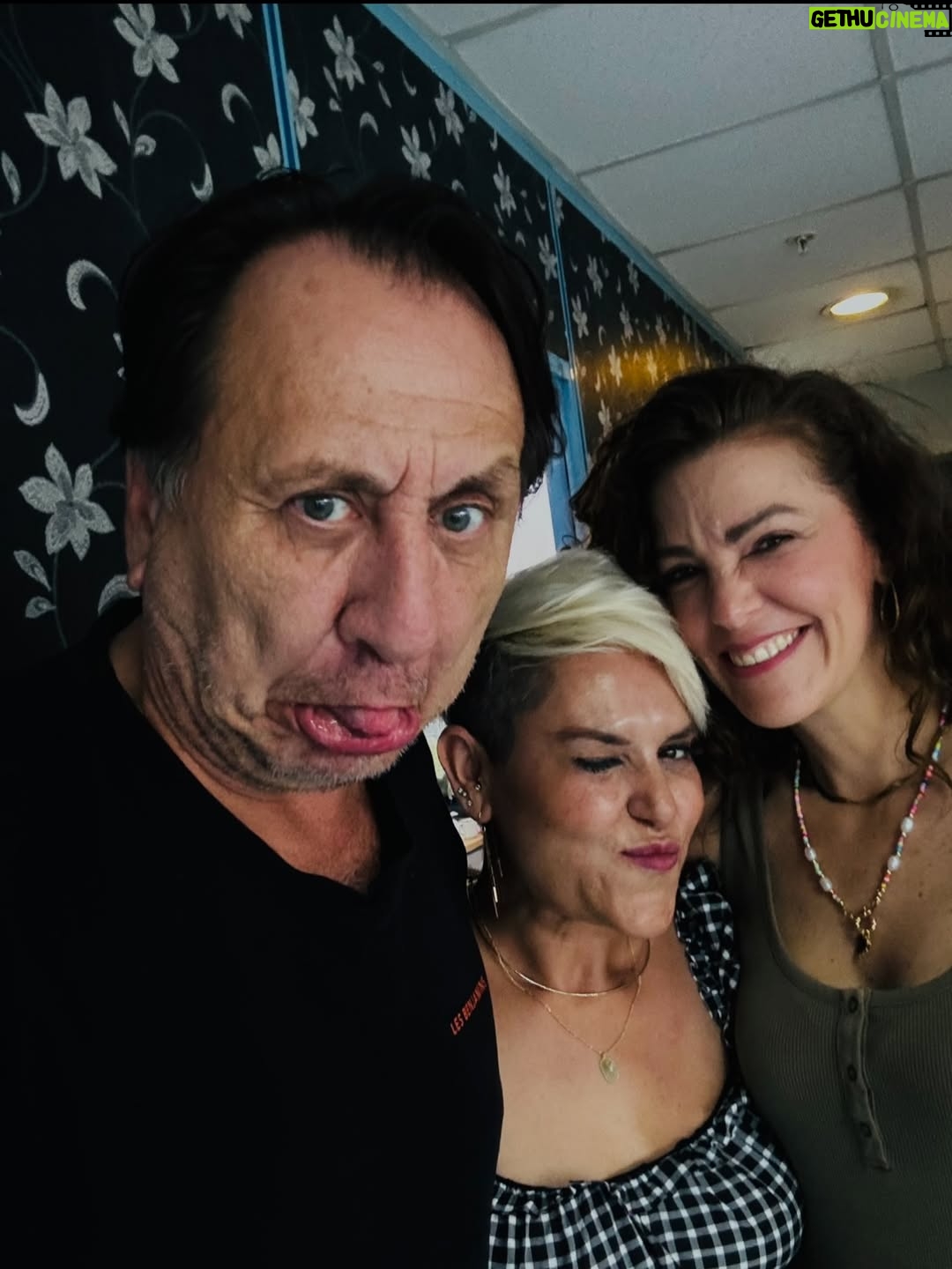 Gaye Gürsel - 1.9K Likes - Değişik bir seneydi orası kesin…. Yeni senede daha çok fotoğraf çekeceğim diye söz versem de tutmayacağımı biliyorum, istikrarlı ve dürüstüm en azından, bu da bir şeydir 🙈 Beraber çok zaman geçirsek de foto çekmediğimiz için çok eksikler var. Artık siz çekin ve bana öğretin biraz da 🤓 Hem kişisel hem de toplumsal olarak güzel günler görürüz inşallah, iyi seneler 🎄