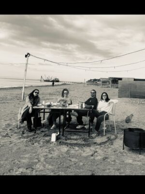 Gaye Gürsel Instagram - Değişik bir seneydi orası kesin…. Yeni senede daha çok fotoğraf çekeceğim diye söz versem de tutmayacağımı biliyorum, istikrarlı ve dürüstüm en azından, bu da bir şeydir 🙈 Beraber çok zaman geçirsek de foto çekmediğimiz için çok eksikler var. Artık siz çekin ve bana öğretin biraz da 🤓 Hem kişisel hem de toplumsal olarak güzel günler görürüz inşallah, iyi seneler 🎄
