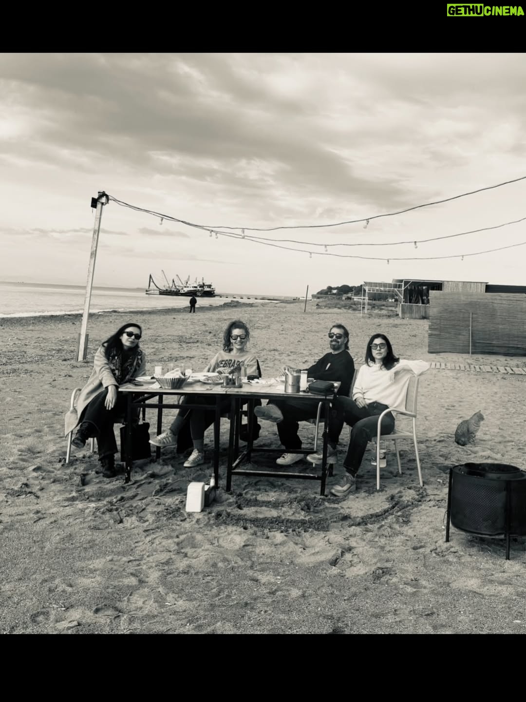 Gaye Gürsel - 1.9K Likes - Değişik bir seneydi orası kesin…. Yeni senede daha çok fotoğraf çekeceğim diye söz versem de tutmayacağımı biliyorum, istikrarlı ve dürüstüm en azından, bu da bir şeydir 🙈 Beraber çok zaman geçirsek de foto çekmediğimiz için çok eksikler var. Artık siz çekin ve bana öğretin biraz da 🤓 Hem kişisel hem de toplumsal olarak güzel günler görürüz inşallah, iyi seneler 🎄