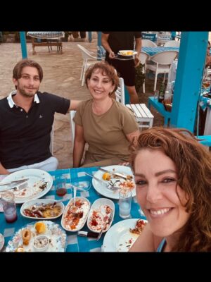 Gaye Gürsel Instagram - Değişik bir seneydi orası kesin…. Yeni senede daha çok fotoğraf çekeceğim diye söz versem de tutmayacağımı biliyorum, istikrarlı ve dürüstüm en azından, bu da bir şeydir 🙈 Beraber çok zaman geçirsek de foto çekmediğimiz için çok eksikler var. Artık siz çekin ve bana öğretin biraz da 🤓 Hem kişisel hem de toplumsal olarak güzel günler görürüz inşallah, iyi seneler 🎄