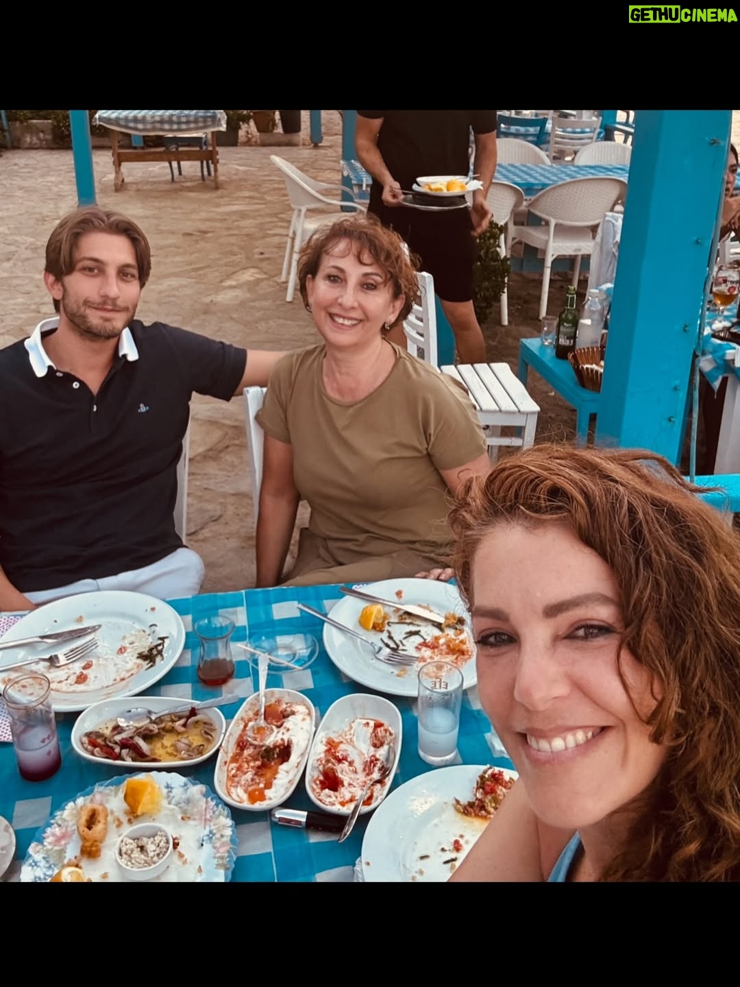 Gaye Gürsel - 1.9K Likes - Değişik bir seneydi orası kesin…. Yeni senede daha çok fotoğraf çekeceğim diye söz versem de tutmayacağımı biliyorum, istikrarlı ve dürüstüm en azından, bu da bir şeydir 🙈 Beraber çok zaman geçirsek de foto çekmediğimiz için çok eksikler var. Artık siz çekin ve bana öğretin biraz da 🤓 Hem kişisel hem de toplumsal olarak güzel günler görürüz inşallah, iyi seneler 🎄