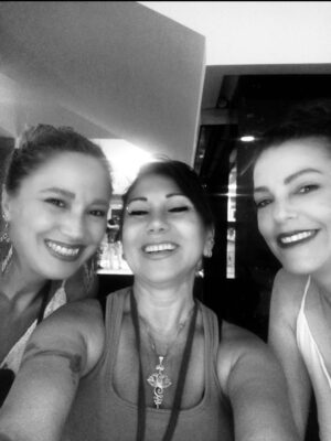 Gaye Gürsel Instagram - Değişik bir seneydi orası kesin…. Yeni senede daha çok fotoğraf çekeceğim diye söz versem de tutmayacağımı biliyorum, istikrarlı ve dürüstüm en azından, bu da bir şeydir 🙈 Beraber çok zaman geçirsek de foto çekmediğimiz için çok eksikler var. Artık siz çekin ve bana öğretin biraz da 🤓 Hem kişisel hem de toplumsal olarak güzel günler görürüz inşallah, iyi seneler 🎄