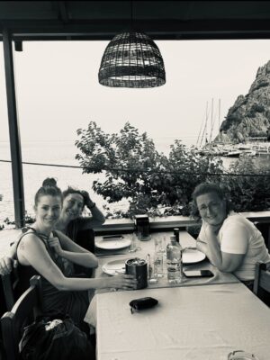 Gaye Gürsel Instagram - Değişik bir seneydi orası kesin…. Yeni senede daha çok fotoğraf çekeceğim diye söz versem de tutmayacağımı biliyorum, istikrarlı ve dürüstüm en azından, bu da bir şeydir 🙈 Beraber çok zaman geçirsek de foto çekmediğimiz için çok eksikler var. Artık siz çekin ve bana öğretin biraz da 🤓 Hem kişisel hem de toplumsal olarak güzel günler görürüz inşallah, iyi seneler 🎄