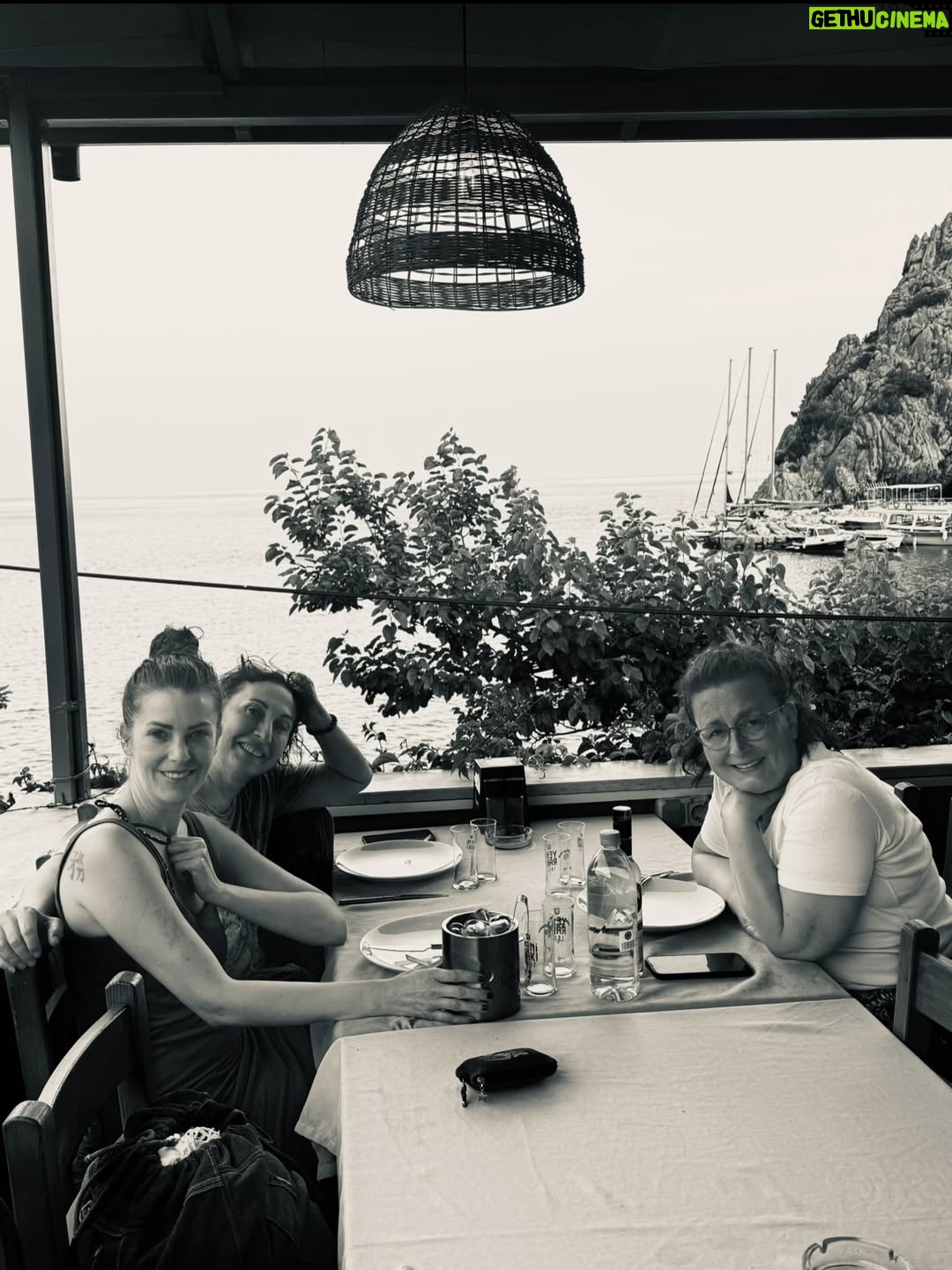 Gaye Gürsel - 1.9K Likes - Değişik bir seneydi orası kesin…. Yeni senede daha çok fotoğraf çekeceğim diye söz versem de tutmayacağımı biliyorum, istikrarlı ve dürüstüm en azından, bu da bir şeydir 🙈 Beraber çok zaman geçirsek de foto çekmediğimiz için çok eksikler var. Artık siz çekin ve bana öğretin biraz da 🤓 Hem kişisel hem de toplumsal olarak güzel günler görürüz inşallah, iyi seneler 🎄