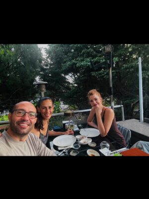 Gaye Gürsel Instagram - Değişik bir seneydi orası kesin…. Yeni senede daha çok fotoğraf çekeceğim diye söz versem de tutmayacağımı biliyorum, istikrarlı ve dürüstüm en azından, bu da bir şeydir 🙈 Beraber çok zaman geçirsek de foto çekmediğimiz için çok eksikler var. Artık siz çekin ve bana öğretin biraz da 🤓 Hem kişisel hem de toplumsal olarak güzel günler görürüz inşallah, iyi seneler 🎄
