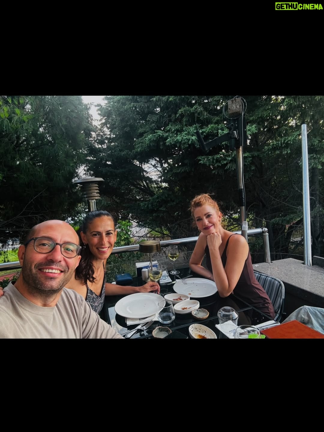 Gaye Gürsel - 1.9K Likes - Değişik bir seneydi orası kesin…. Yeni senede daha çok fotoğraf çekeceğim diye söz versem de tutmayacağımı biliyorum, istikrarlı ve dürüstüm en azından, bu da bir şeydir 🙈 Beraber çok zaman geçirsek de foto çekmediğimiz için çok eksikler var. Artık siz çekin ve bana öğretin biraz da 🤓 Hem kişisel hem de toplumsal olarak güzel günler görürüz inşallah, iyi seneler 🎄