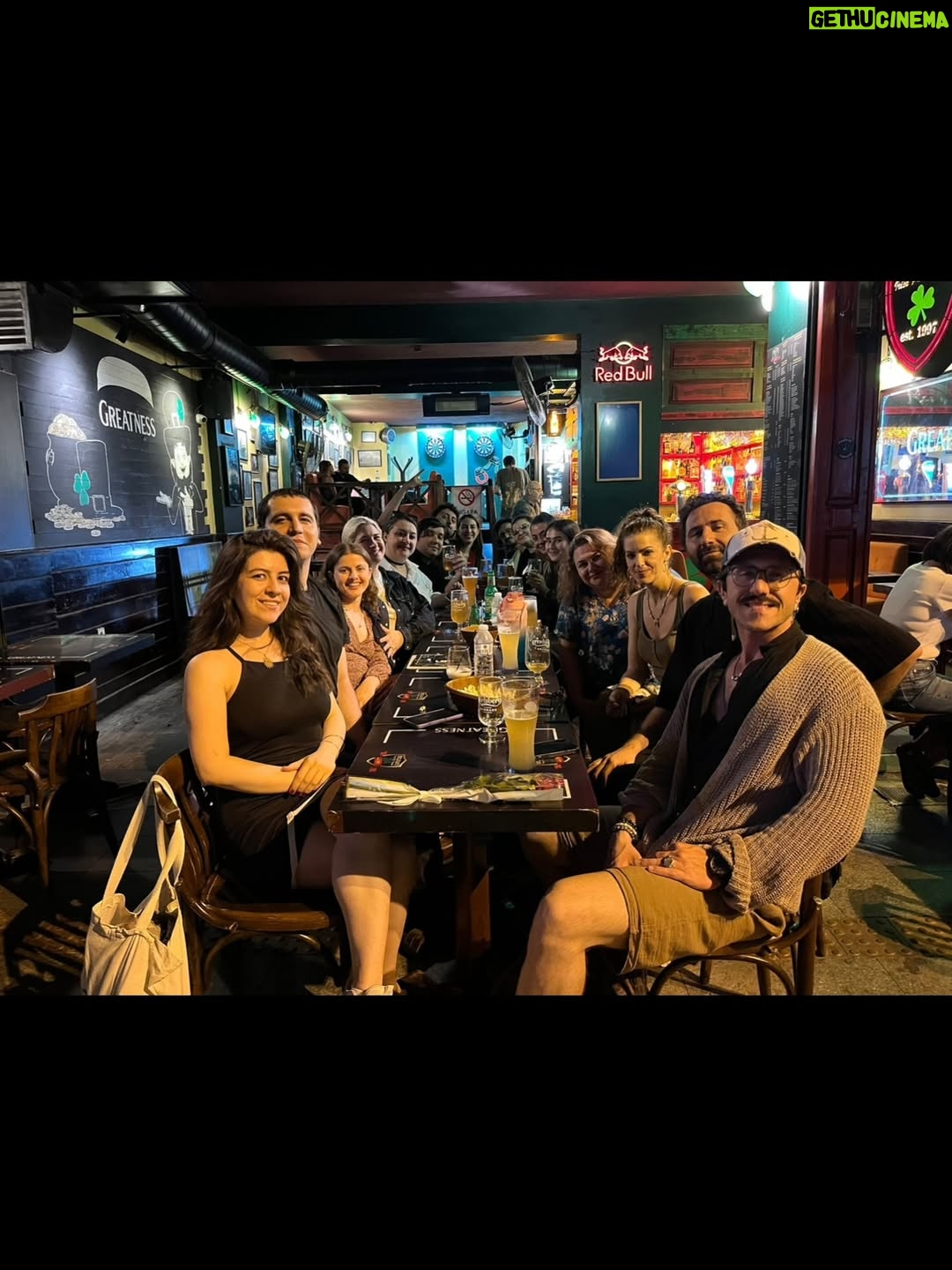 Gaye Gürsel - 1.9K Likes - Değişik bir seneydi orası kesin…. Yeni senede daha çok fotoğraf çekeceğim diye söz versem de tutmayacağımı biliyorum, istikrarlı ve dürüstüm en azından, bu da bir şeydir 🙈 Beraber çok zaman geçirsek de foto çekmediğimiz için çok eksikler var. Artık siz çekin ve bana öğretin biraz da 🤓 Hem kişisel hem de toplumsal olarak güzel günler görürüz inşallah, iyi seneler 🎄
