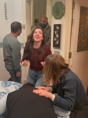 Gaye Gürsel Instagram - Değişik bir seneydi orası kesin…. Yeni senede daha çok fotoğraf çekeceğim diye söz versem de tutmayacağımı biliyorum, istikrarlı ve dürüstüm en azından, bu da bir şeydir 🙈 Beraber çok zaman geçirsek de foto çekmediğimiz için çok eksikler var. Artık siz çekin ve bana öğretin biraz da 🤓 Hem kişisel hem de toplumsal olarak güzel günler görürüz inşallah, iyi seneler 🎄