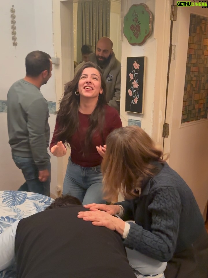 Gaye Gürsel - 1.9K Likes - Değişik bir seneydi orası kesin…. Yeni senede daha çok fotoğraf çekeceğim diye söz versem de tutmayacağımı biliyorum, istikrarlı ve dürüstüm en azından, bu da bir şeydir 🙈 Beraber çok zaman geçirsek de foto çekmediğimiz için çok eksikler var. Artık siz çekin ve bana öğretin biraz da 🤓 Hem kişisel hem de toplumsal olarak güzel günler görürüz inşallah, iyi seneler 🎄