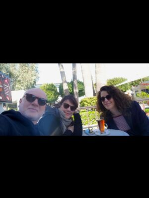 Gaye Gürsel Instagram - Değişik bir seneydi orası kesin…. Yeni senede daha çok fotoğraf çekeceğim diye söz versem de tutmayacağımı biliyorum, istikrarlı ve dürüstüm en azından, bu da bir şeydir 🙈 Beraber çok zaman geçirsek de foto çekmediğimiz için çok eksikler var. Artık siz çekin ve bana öğretin biraz da 🤓 Hem kişisel hem de toplumsal olarak güzel günler görürüz inşallah, iyi seneler 🎄