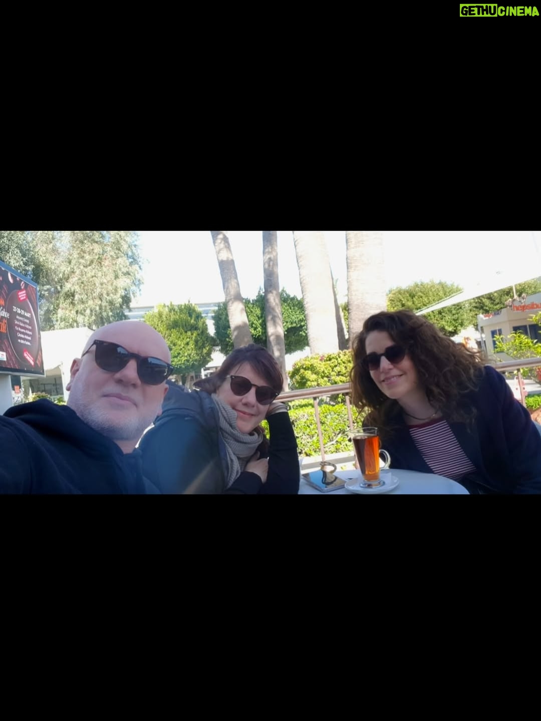 Gaye Gürsel - 1.9K Likes - Değişik bir seneydi orası kesin…. Yeni senede daha çok fotoğraf çekeceğim diye söz versem de tutmayacağımı biliyorum, istikrarlı ve dürüstüm en azından, bu da bir şeydir 🙈 Beraber çok zaman geçirsek de foto çekmediğimiz için çok eksikler var. Artık siz çekin ve bana öğretin biraz da 🤓 Hem kişisel hem de toplumsal olarak güzel günler görürüz inşallah, iyi seneler 🎄
