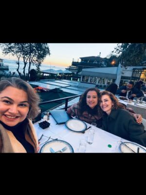 Gaye Gürsel Instagram - Değişik bir seneydi orası kesin…. Yeni senede daha çok fotoğraf çekeceğim diye söz versem de tutmayacağımı biliyorum, istikrarlı ve dürüstüm en azından, bu da bir şeydir 🙈 Beraber çok zaman geçirsek de foto çekmediğimiz için çok eksikler var. Artık siz çekin ve bana öğretin biraz da 🤓 Hem kişisel hem de toplumsal olarak güzel günler görürüz inşallah, iyi seneler 🎄