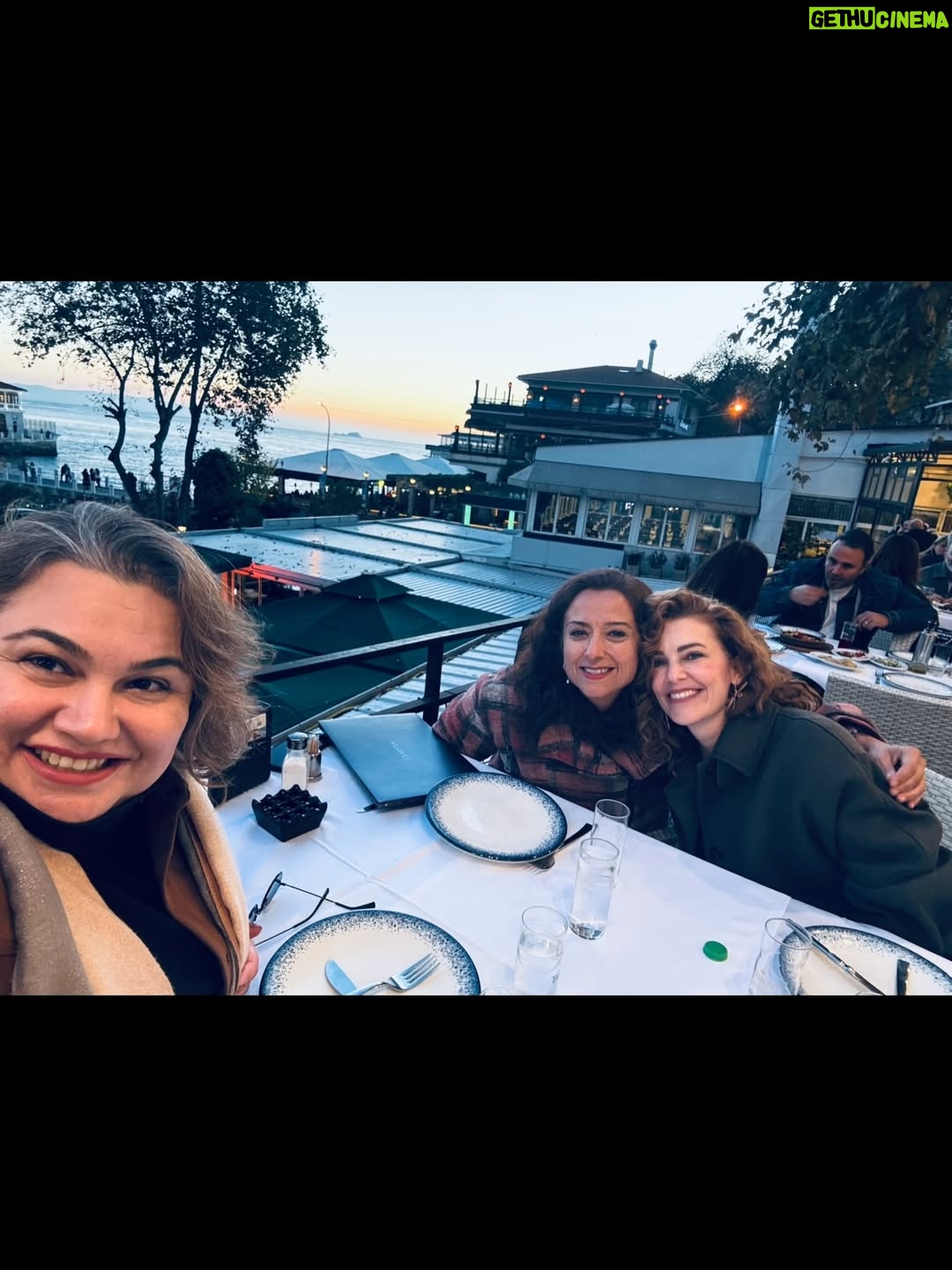 Gaye Gürsel - 1.9K Likes - Değişik bir seneydi orası kesin…. Yeni senede daha çok fotoğraf çekeceğim diye söz versem de tutmayacağımı biliyorum, istikrarlı ve dürüstüm en azından, bu da bir şeydir 🙈 Beraber çok zaman geçirsek de foto çekmediğimiz için çok eksikler var. Artık siz çekin ve bana öğretin biraz da 🤓 Hem kişisel hem de toplumsal olarak güzel günler görürüz inşallah, iyi seneler 🎄