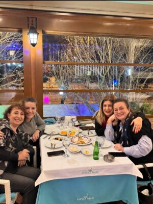 Gaye Gürsel Instagram - Değişik bir seneydi orası kesin…. Yeni senede daha çok fotoğraf çekeceğim diye söz versem de tutmayacağımı biliyorum, istikrarlı ve dürüstüm en azından, bu da bir şeydir 🙈 Beraber çok zaman geçirsek de foto çekmediğimiz için çok eksikler var. Artık siz çekin ve bana öğretin biraz da 🤓 Hem kişisel hem de toplumsal olarak güzel günler görürüz inşallah, iyi seneler 🎄