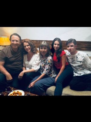 Gaye Gürsel Instagram - Değişik bir seneydi orası kesin…. Yeni senede daha çok fotoğraf çekeceğim diye söz versem de tutmayacağımı biliyorum, istikrarlı ve dürüstüm en azından, bu da bir şeydir 🙈 Beraber çok zaman geçirsek de foto çekmediğimiz için çok eksikler var. Artık siz çekin ve bana öğretin biraz da 🤓 Hem kişisel hem de toplumsal olarak güzel günler görürüz inşallah, iyi seneler 🎄