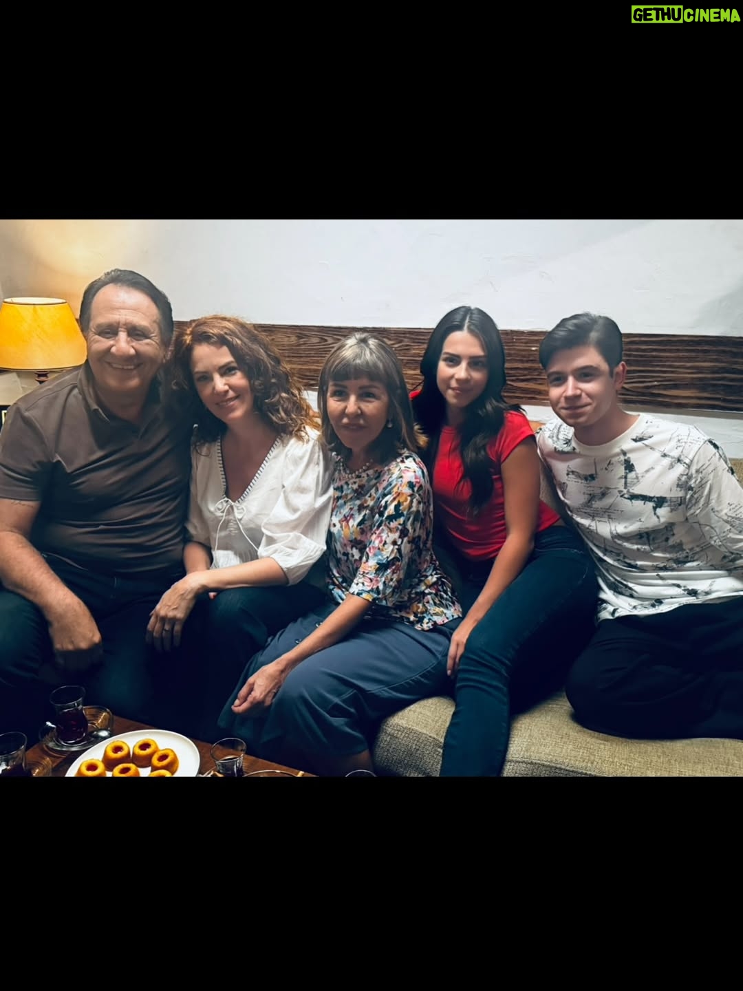 Gaye Gürsel - 1.9K Likes - Değişik bir seneydi orası kesin…. Yeni senede daha çok fotoğraf çekeceğim diye söz versem de tutmayacağımı biliyorum, istikrarlı ve dürüstüm en azından, bu da bir şeydir 🙈 Beraber çok zaman geçirsek de foto çekmediğimiz için çok eksikler var. Artık siz çekin ve bana öğretin biraz da 🤓 Hem kişisel hem de toplumsal olarak güzel günler görürüz inşallah, iyi seneler 🎄
