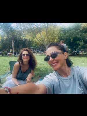 Gaye Gürsel Instagram - Değişik bir seneydi orası kesin…. Yeni senede daha çok fotoğraf çekeceğim diye söz versem de tutmayacağımı biliyorum, istikrarlı ve dürüstüm en azından, bu da bir şeydir 🙈 Beraber çok zaman geçirsek de foto çekmediğimiz için çok eksikler var. Artık siz çekin ve bana öğretin biraz da 🤓 Hem kişisel hem de toplumsal olarak güzel günler görürüz inşallah, iyi seneler 🎄