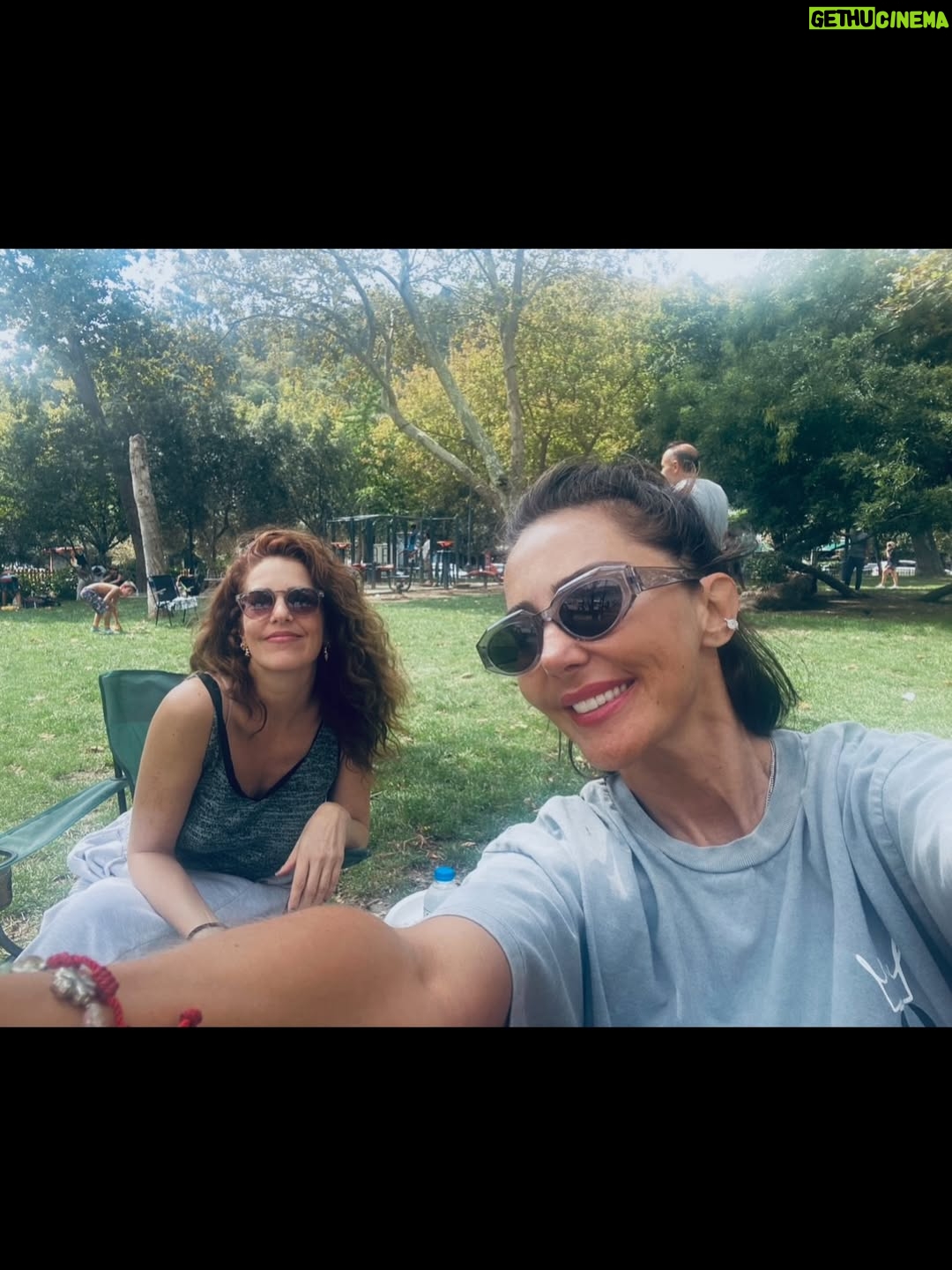 Gaye Gürsel - 1.9K Likes - Değişik bir seneydi orası kesin…. Yeni senede daha çok fotoğraf çekeceğim diye söz versem de tutmayacağımı biliyorum, istikrarlı ve dürüstüm en azından, bu da bir şeydir 🙈 Beraber çok zaman geçirsek de foto çekmediğimiz için çok eksikler var. Artık siz çekin ve bana öğretin biraz da 🤓 Hem kişisel hem de toplumsal olarak güzel günler görürüz inşallah, iyi seneler 🎄