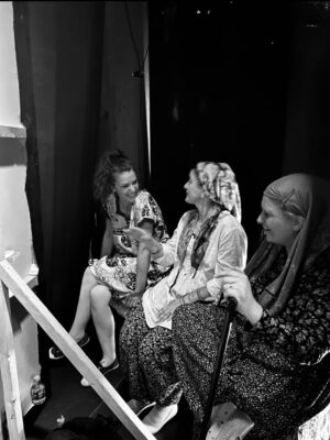 Gaye Gürsel Instagram - Değişik bir seneydi orası kesin…. Yeni senede daha çok fotoğraf çekeceğim diye söz versem de tutmayacağımı biliyorum, istikrarlı ve dürüstüm en azından, bu da bir şeydir 🙈 Beraber çok zaman geçirsek de foto çekmediğimiz için çok eksikler var. Artık siz çekin ve bana öğretin biraz da 🤓 Hem kişisel hem de toplumsal olarak güzel günler görürüz inşallah, iyi seneler 🎄