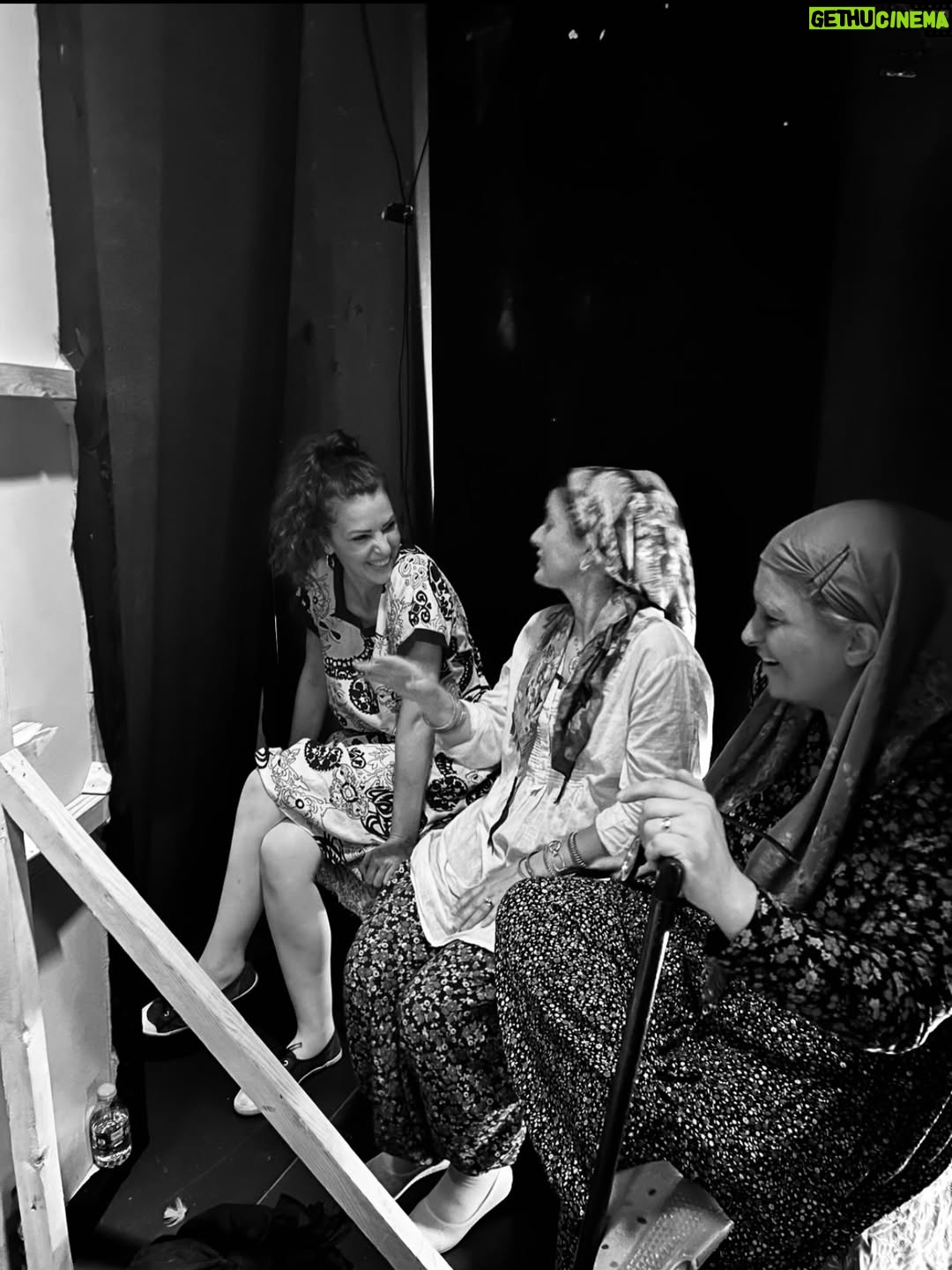 Gaye Gürsel - 1.9K Likes - Değişik bir seneydi orası kesin…. Yeni senede daha çok fotoğraf çekeceğim diye söz versem de tutmayacağımı biliyorum, istikrarlı ve dürüstüm en azından, bu da bir şeydir 🙈 Beraber çok zaman geçirsek de foto çekmediğimiz için çok eksikler var. Artık siz çekin ve bana öğretin biraz da 🤓 Hem kişisel hem de toplumsal olarak güzel günler görürüz inşallah, iyi seneler 🎄