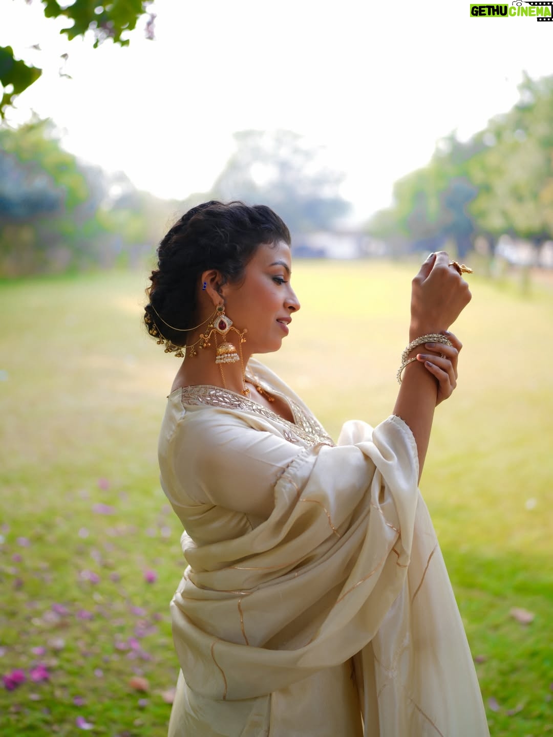 Geetanjali Chauhan - 4.9K Likes - What a beautiful outfit by @pahnavaa.in 🌸❤️
.

Beautifully Captured by @manas_magic 📸 
Styled by Anamika 
Makeup n hair @shivi.makeupstudio 
.
.
#outfit #indianlooks #geetanjalichauhan 
{ ethnic clothes , Indian outfit ideas , classy collection , brand shoots }