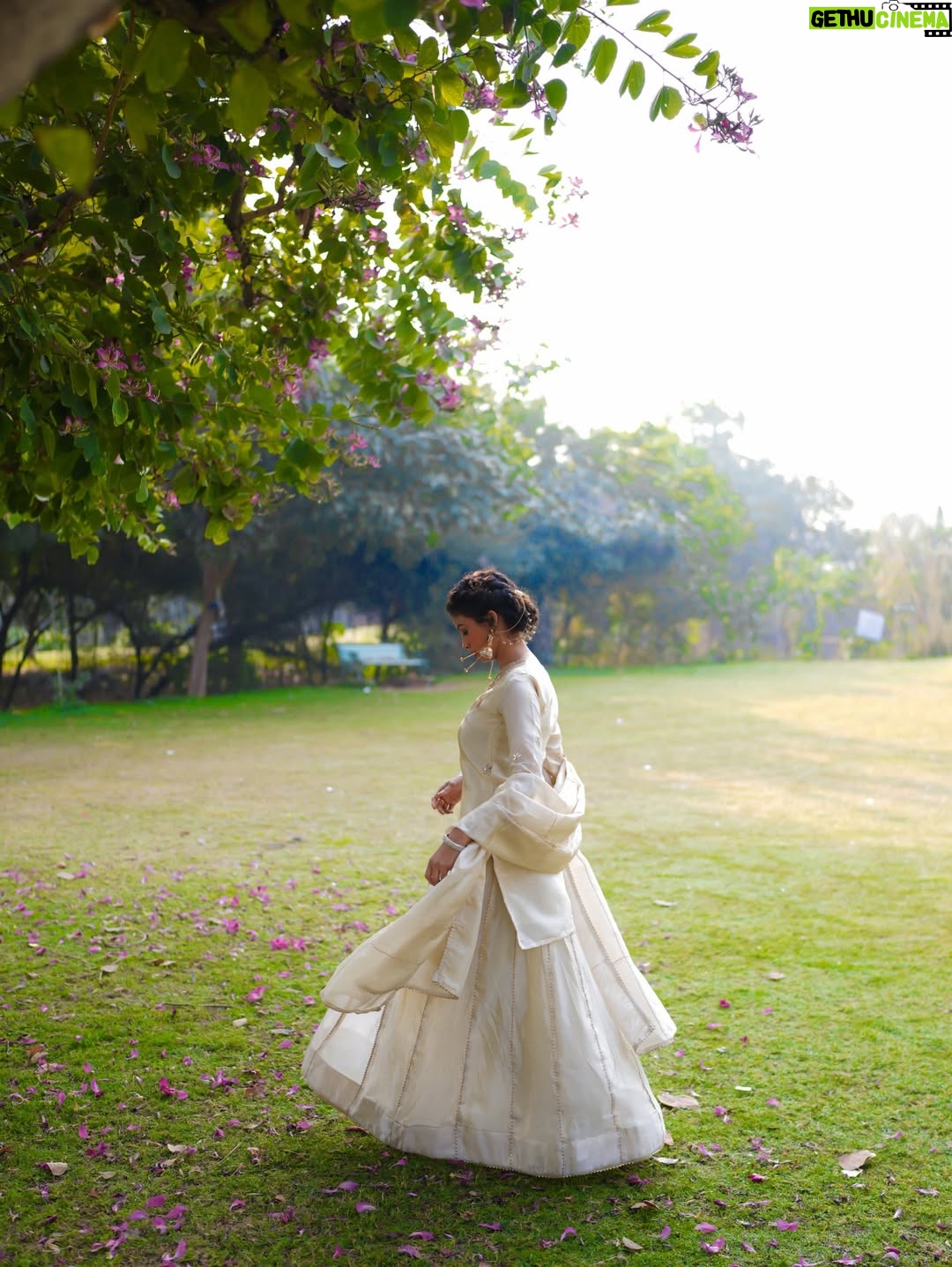 Geetanjali Chauhan - 4.9K Likes - What a beautiful outfit by @pahnavaa.in 🌸❤️
.

Beautifully Captured by @manas_magic 📸 
Styled by Anamika 
Makeup n hair @shivi.makeupstudio 
.
.
#outfit #indianlooks #geetanjalichauhan 
{ ethnic clothes , Indian outfit ideas , classy collection , brand shoots }