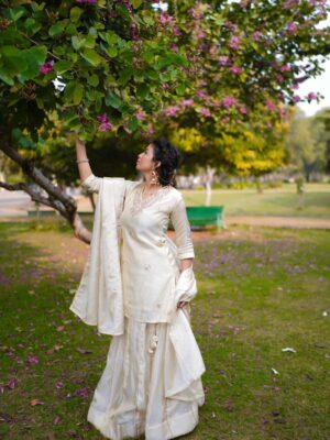 Geetanjali Chauhan Instagram - What a beautiful outfit by @pahnavaa.in 🌸❤️
.
Beautifully Captured by @manas_magic 📸
Styled by Anamika
Makeup n hair @shivi.makeupstudio
.
.
#outfit #indianlooks #geetanjalichauhan
{ ethnic clothes , Indian outfit ideas , classy collection , brand shoots }