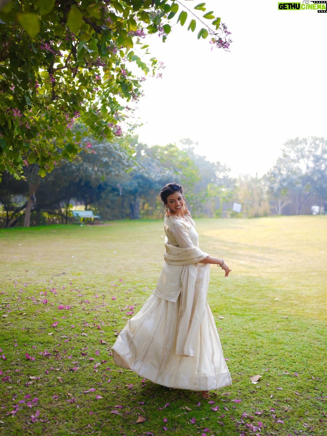 Geetanjali Chauhan - 4.9K Likes - What a beautiful outfit by @pahnavaa.in 🌸❤️
.

Beautifully Captured by @manas_magic 📸 
Styled by Anamika 
Makeup n hair @shivi.makeupstudio 
.
.
#outfit #indianlooks #geetanjalichauhan 
{ ethnic clothes , Indian outfit ideas , classy collection , brand shoots }