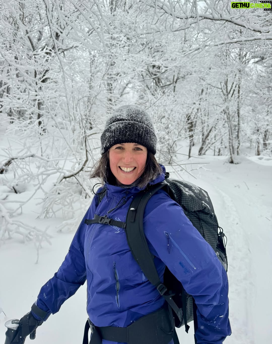 Geneviève O'Gleman - 1.9K Likes - De retour d’une vraie pause en nature! 🌲
Sans boulot. Presque sans écran. Juste du plein air, du repos… et beaucoup de bons moments.

Jouer dehors toute la journée et terminer avec de longs soupers en mou, pas maquillée, pas peignée. Ça fait du bien!

Je vous souhaite une année 2026 pleine de santé. Avec la santé, tout le reste va suivre! 💛

Je reviens reposée, rechargée, et la tête pleine d’idées pour vous inspirer à cuisiner, bouger et profiter de la vie. Une nouvelle année, c’est une page blanche… et je compte bien la remplir de couleurs, de saveurs et de bonne humeur!

D’ailleurs, j’aimerais vous entendre :
Quelles recettes ou thématiques voulez-vous voir en 2026? C’est le meilleur moment de me passer vos commandes! 👇

Hâte de vous lire,

Geneviève xx
