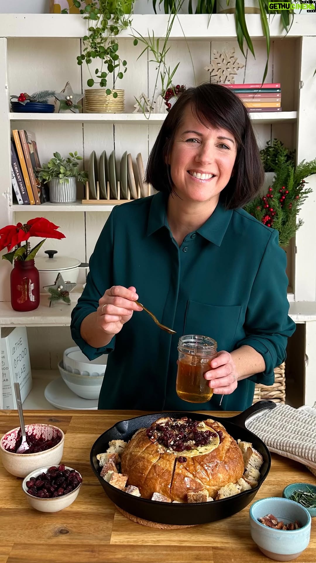 Geneviève O'Gleman - 0.9K Likes - LA PROCHAINE VEDETTE DE VOS SOIRÉES GOURMANDES ⭐️

Oui, oui, je l’ai trouvée : c’est mon brie fondant servi dans une miche de pain croustillante, avec sauce aux canneberges, pacanes, miel et romarin. 🤤

Une recette simple, chic et gourmande qui disparaîtra en un clin d’oeil. 😉

Je l’ai créée spécialement pour mes membres VIP. En faites-vous partie ? C’est une super façon de soutenir mon travail, tout en vous permettant de découvrir des plats qui impressionneront tout le monde à table. Pour devenir VIP, le lien dans ma bio! 🙌

💬 Commentez FONDUE et je vous envoie le lien vers cette recette VIP en message privé.

Geneviève xx

#briefondant #tempsdesfetes #recettefacile
‌