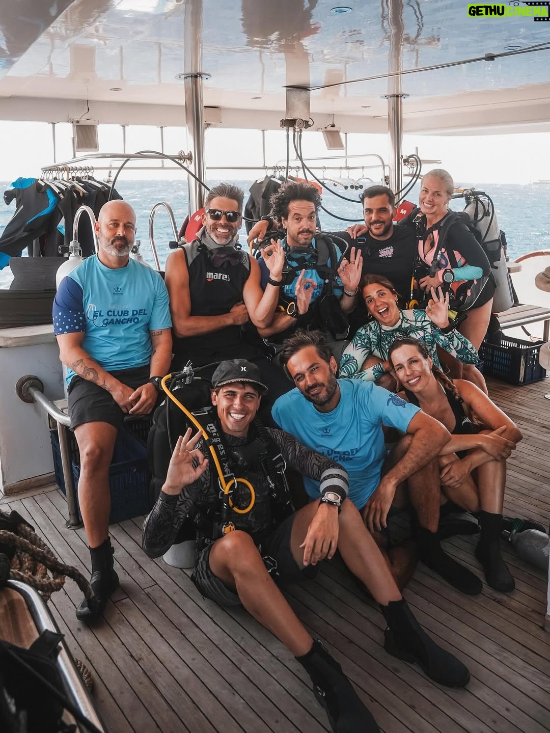 Genoveva Casanova - 1.7K Likes - Al timón del #Blueforce2  en el Mar Rojo viviendo una de las experiencias más impresionantes de mi vida!!! Arrecifes de corales increíbles con peces de todos los tamaños y colores, jugar con delfines salvajes y bucear con un tiburón ballena a 27 mts. de profundidad con mis amigos es uno de los regalos más bonitos de la vida!!! Millones de gracias a toda la tripulación y el equipo de @blueforcefleet y a @jesusarto que un año más nos permiten vivir una de las mejores experiencias de nuestras vidas!! Muero por repetir!!! ❤️🙏🏻🐋🐬🐙🐠🐡🐟🪼🦐🌊 🤿 

@joseyelamo @jorgeventosa @meriaracil @danielillescas @nachomartinezvi @juanibanez @pauladelfraile @ramon.casanova