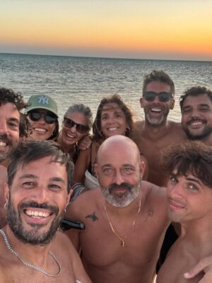 Genoveva Casanova Instagram - Al timón del #Blueforce2  en el Mar Rojo viviendo una de las experiencias más impresionantes de mi vida!!! Arrecifes de corales increíbles con peces de todos los tamaños y colores, jugar con delfines salvajes y bucear con un tiburón ballena a 27 mts. de profundidad con mis amigos es uno de los regalos más bonitos de la vida!!! Millones de gracias a toda la tripulación y el equipo de @blueforcefleet y a @jesusarto que un año más nos permiten vivir una de las mejores experiencias de nuestras vidas!! Muero por repetir!!! ❤️🙏🏻🐋🐬🐙🐠🐡🐟🪼🦐🌊 🤿 

@joseyelamo @jorgeventosa @meriaracil @danielillescas @nachomartinezvi @juanibanez @pauladelfraile @ramon.casanova