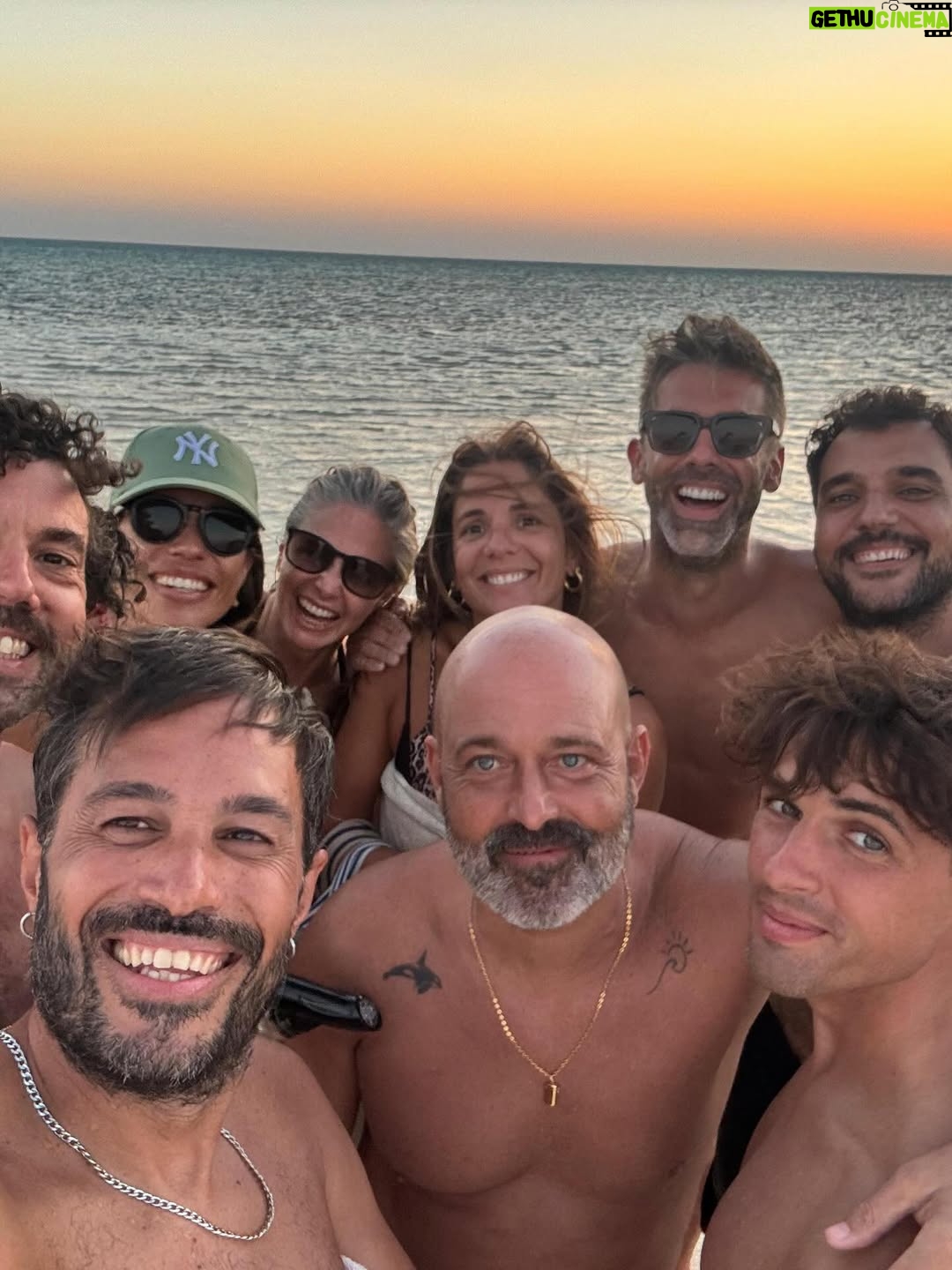 Genoveva Casanova - 1.7K Likes - Al timón del #Blueforce2  en el Mar Rojo viviendo una de las experiencias más impresionantes de mi vida!!! Arrecifes de corales increíbles con peces de todos los tamaños y colores, jugar con delfines salvajes y bucear con un tiburón ballena a 27 mts. de profundidad con mis amigos es uno de los regalos más bonitos de la vida!!! Millones de gracias a toda la tripulación y el equipo de @blueforcefleet y a @jesusarto que un año más nos permiten vivir una de las mejores experiencias de nuestras vidas!! Muero por repetir!!! ❤️🙏🏻🐋🐬🐙🐠🐡🐟🪼🦐🌊 🤿 

@joseyelamo @jorgeventosa @meriaracil @danielillescas @nachomartinezvi @juanibanez @pauladelfraile @ramon.casanova