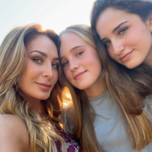 Geraldine Bazán Instagram - ☘️
Suerte de tenernos
@elissasotob @mirandasotoborja
@vidanta